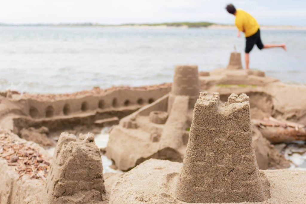 Entspanntes Strandburg bauen ohne Stress in Holland.